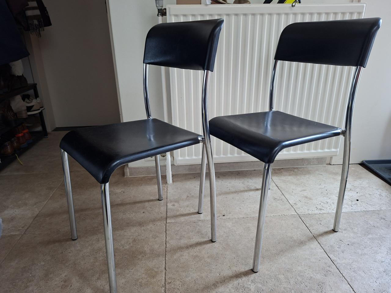 2 eetkamerstoelen