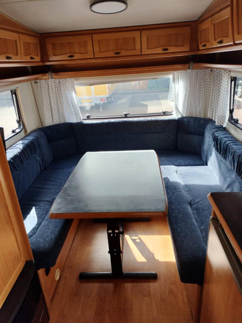 Eriba 390 met zonnepaneel en voortent