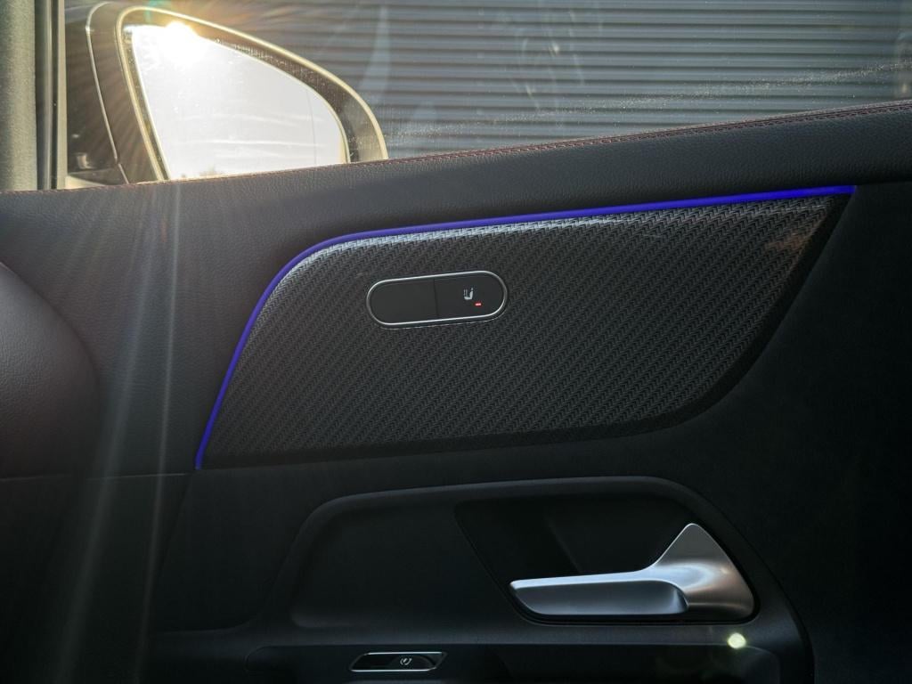 Mercedes-Benz Gla-klasse 180 amg line nl-auto, trekhaak afneembaar np. €60.