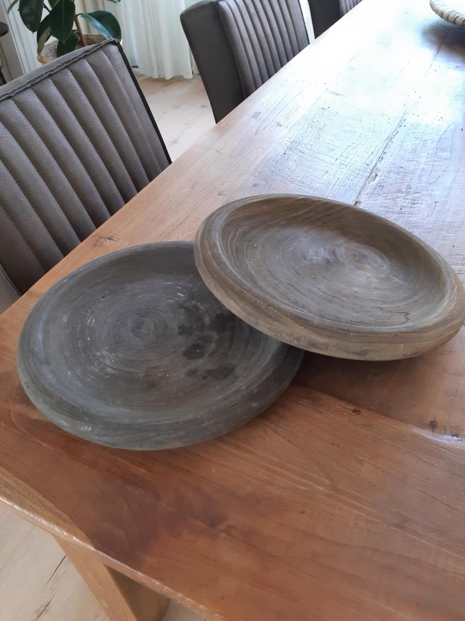 Twee houten schalen geen koeriersdiensten