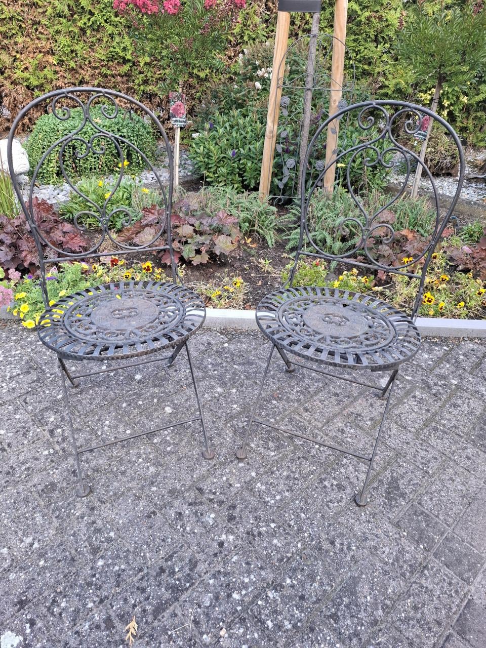 Set gietijzeren tuinstoelen