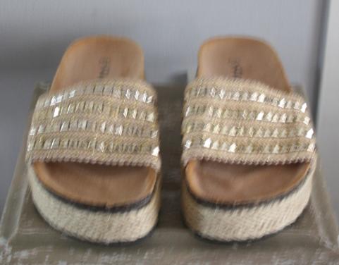 Slippers met goudkleurige studs en beige en juten zoolrand maat 37