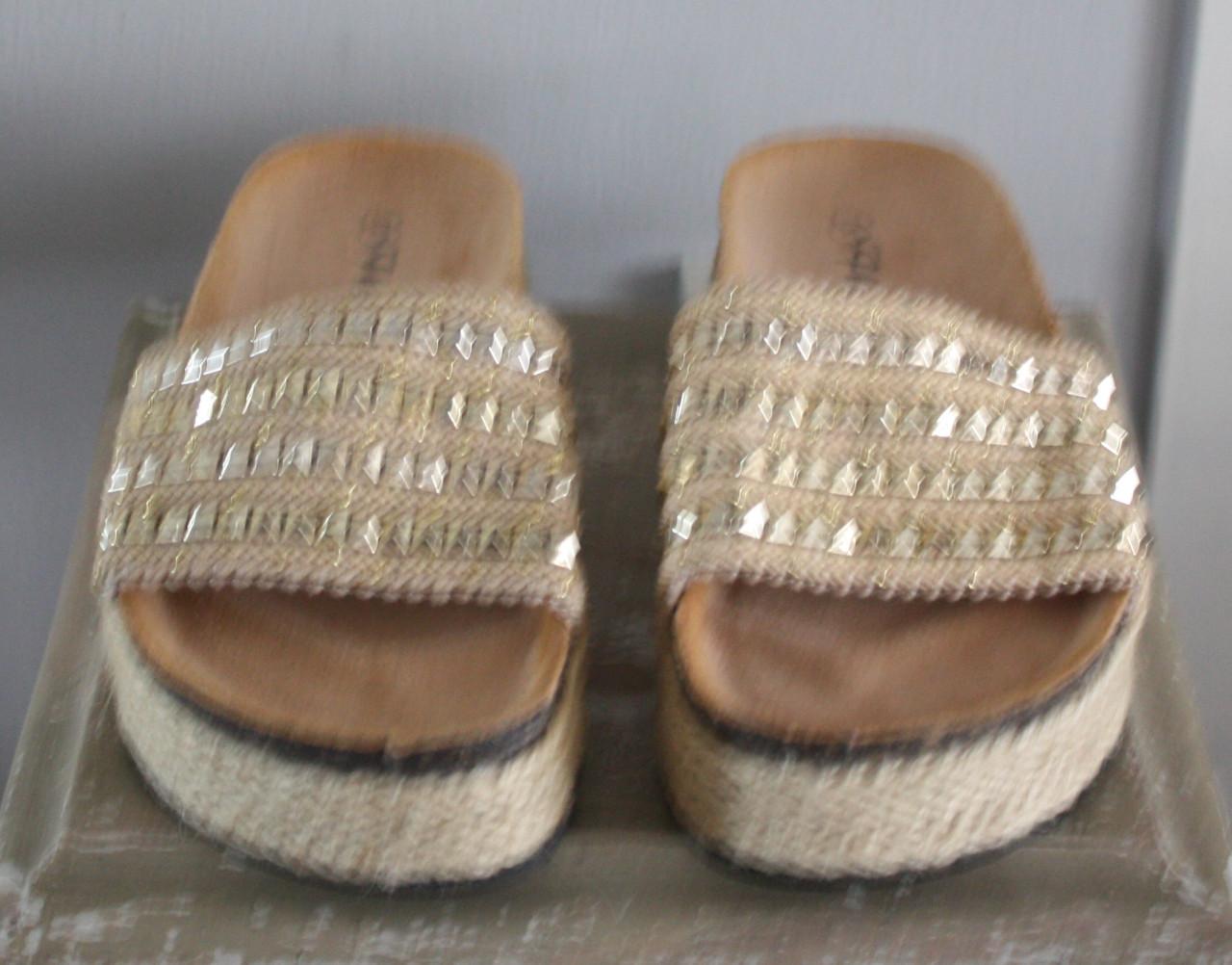 Slippers met goudkleurige studs en beige en juten zoolrand maat 37