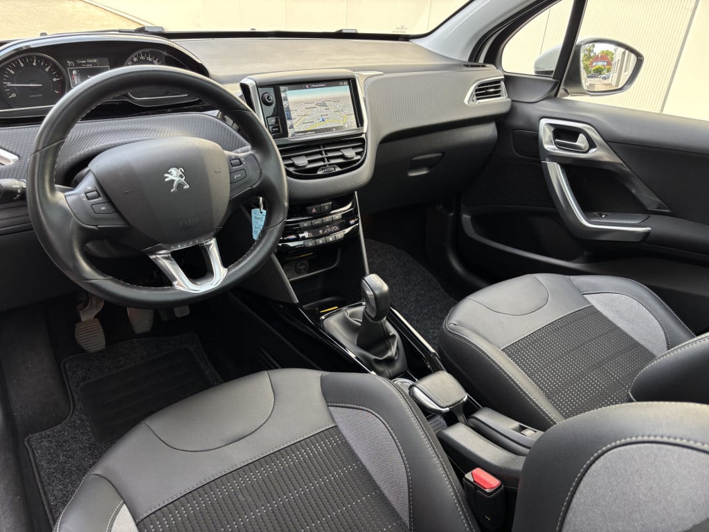 Peugeot 2008 allure 1.2-111pk/panoramadak/trekhaak