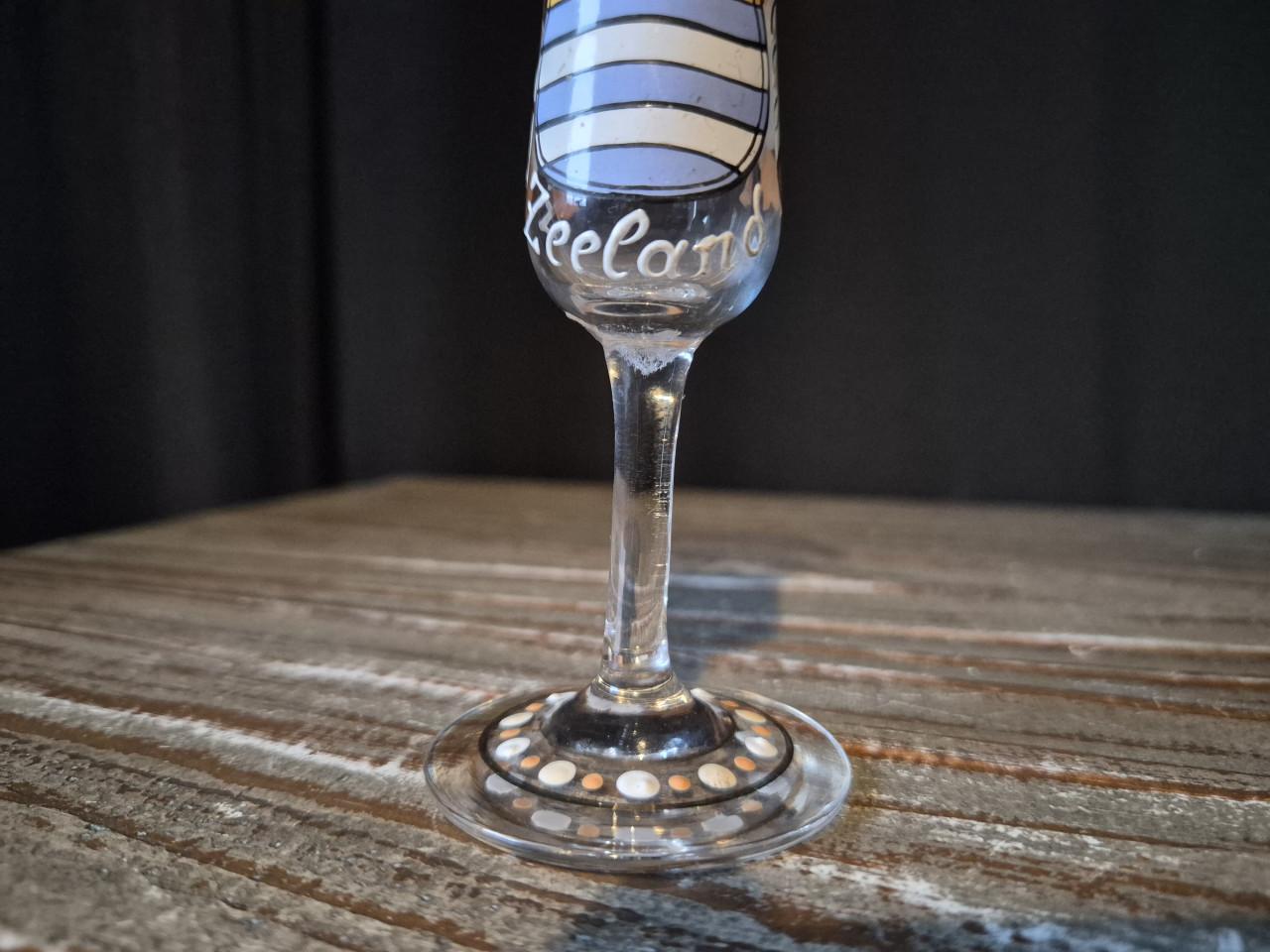 18e eeuws geëmailleerd borrel/likeurglas "Zeeland 1771"