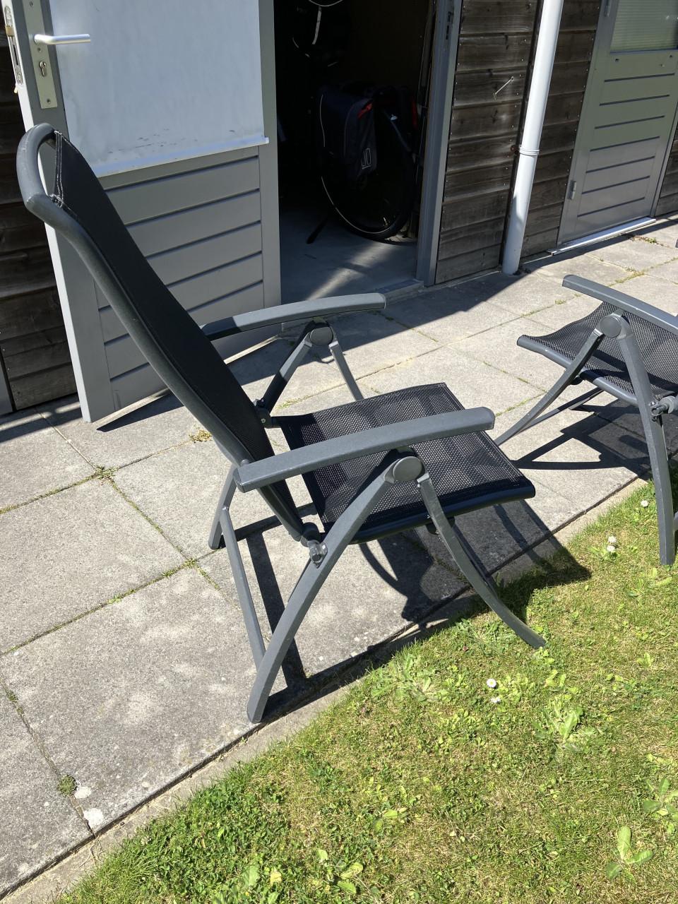 Te koop i.z.g.staat 3 inklapbare en verstelbare metalen stoelen