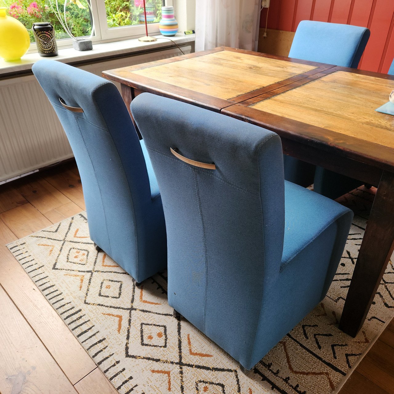 Koloniale 6 persoons uitschuifbare Eettafel t/m 8 personen met 4 stoelen