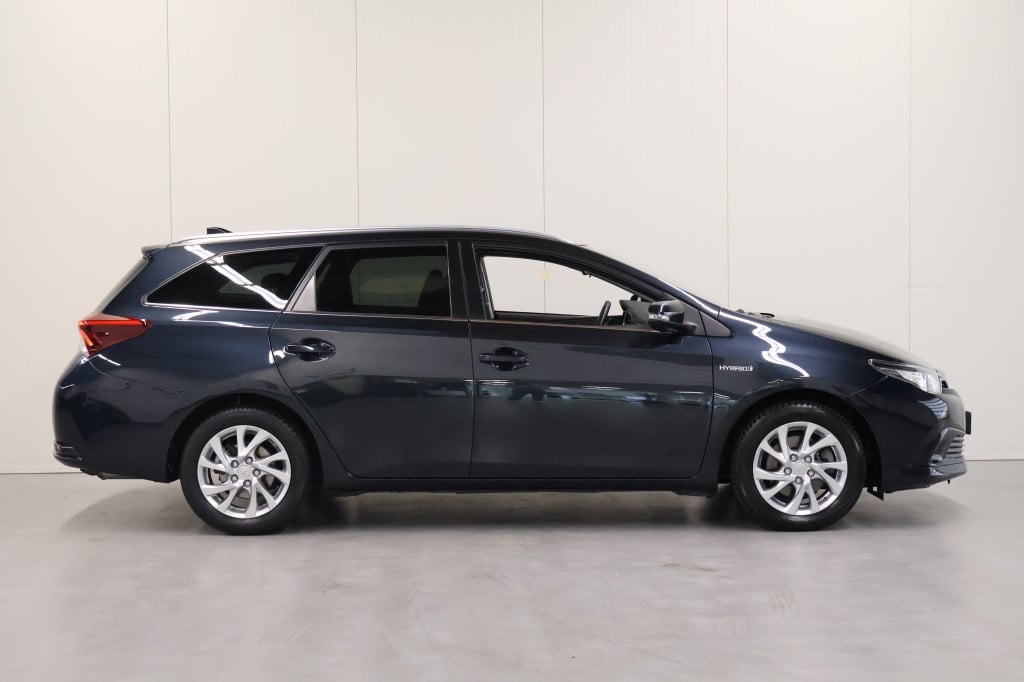 Toyota Auris 1.8 hybrid lease