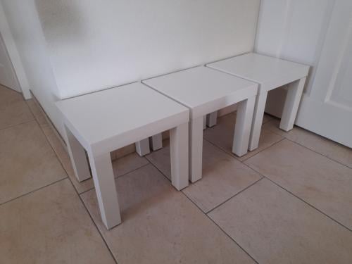 3 x tafeltje  ( 35 x 35 x 35H ) in goede nette staat!