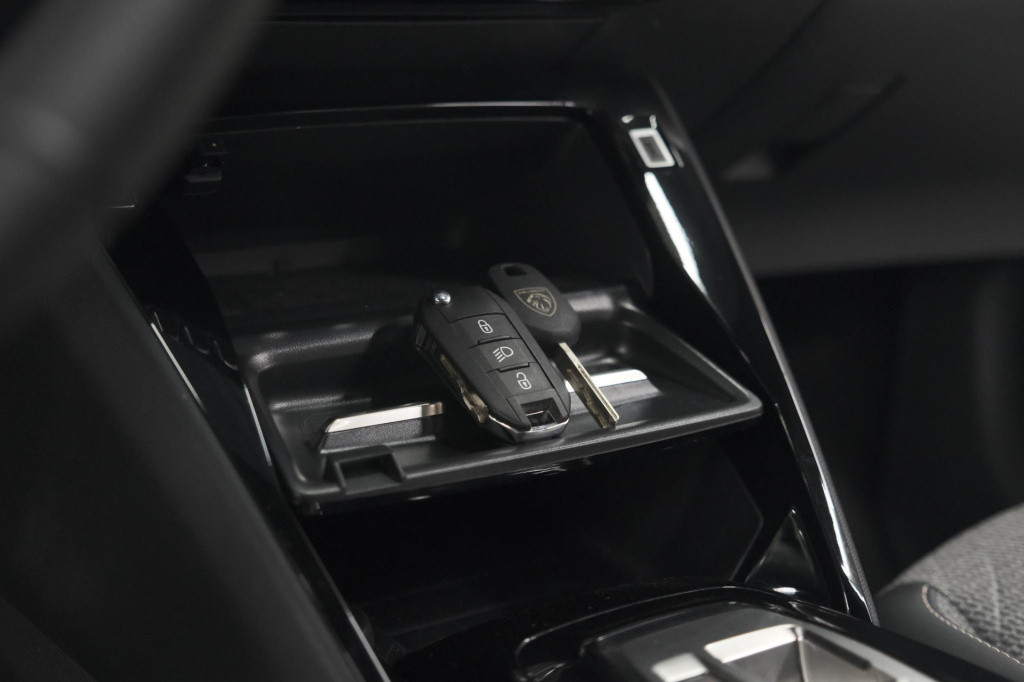 Peugeot 2008 puretech 130 eat8 allure | camera | navigatie | apple carplay 