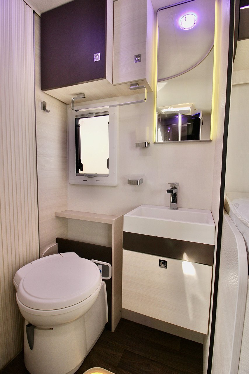 Chausson Welcome 727GA (Lengtebedden+ Electr. hefbed, Als Nieuw!!)
