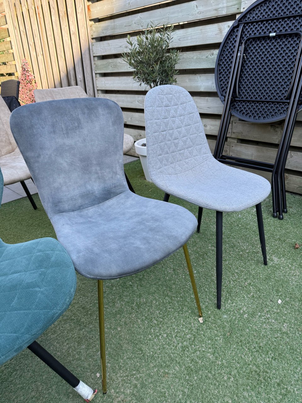 Grijze stoel met zwart frame