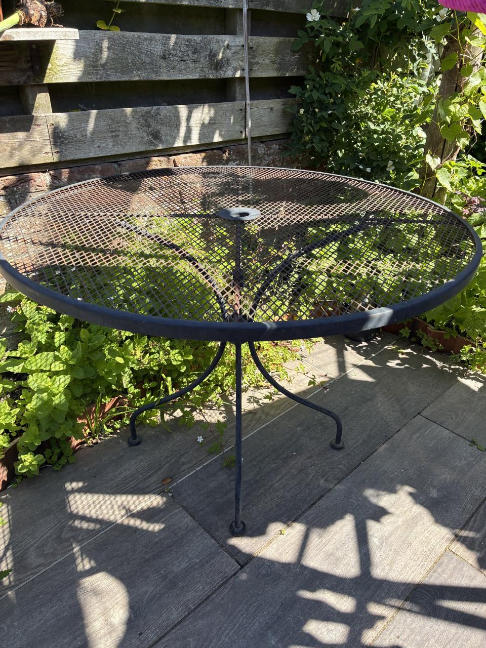 Metalen tuintafel
