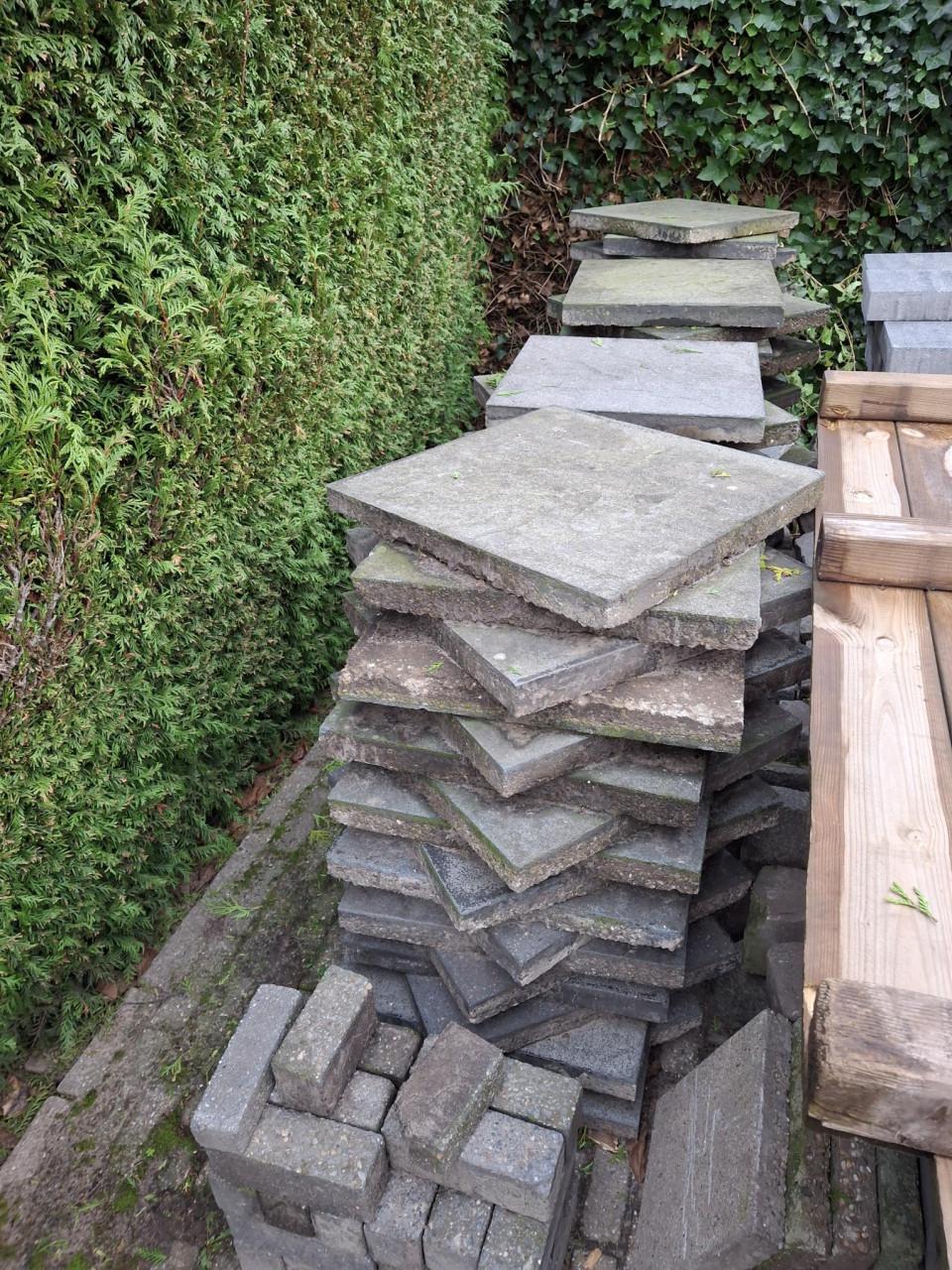 Tuintegels 50x50 gratis af te halen (ca 45m2 / 180 stuks)