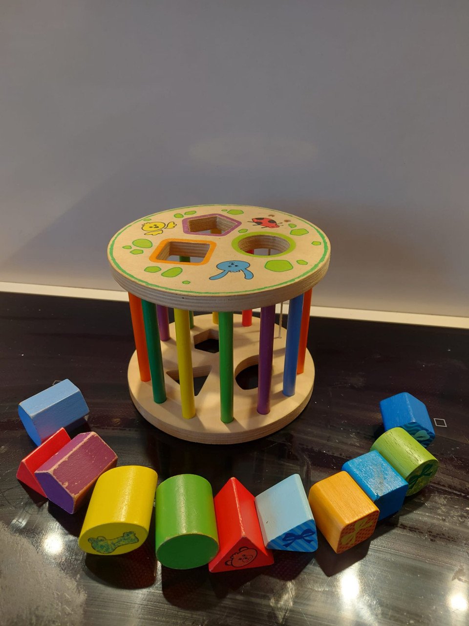 Kleurrijke houten vormenstoof