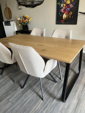 Nieuwe moderne tafel