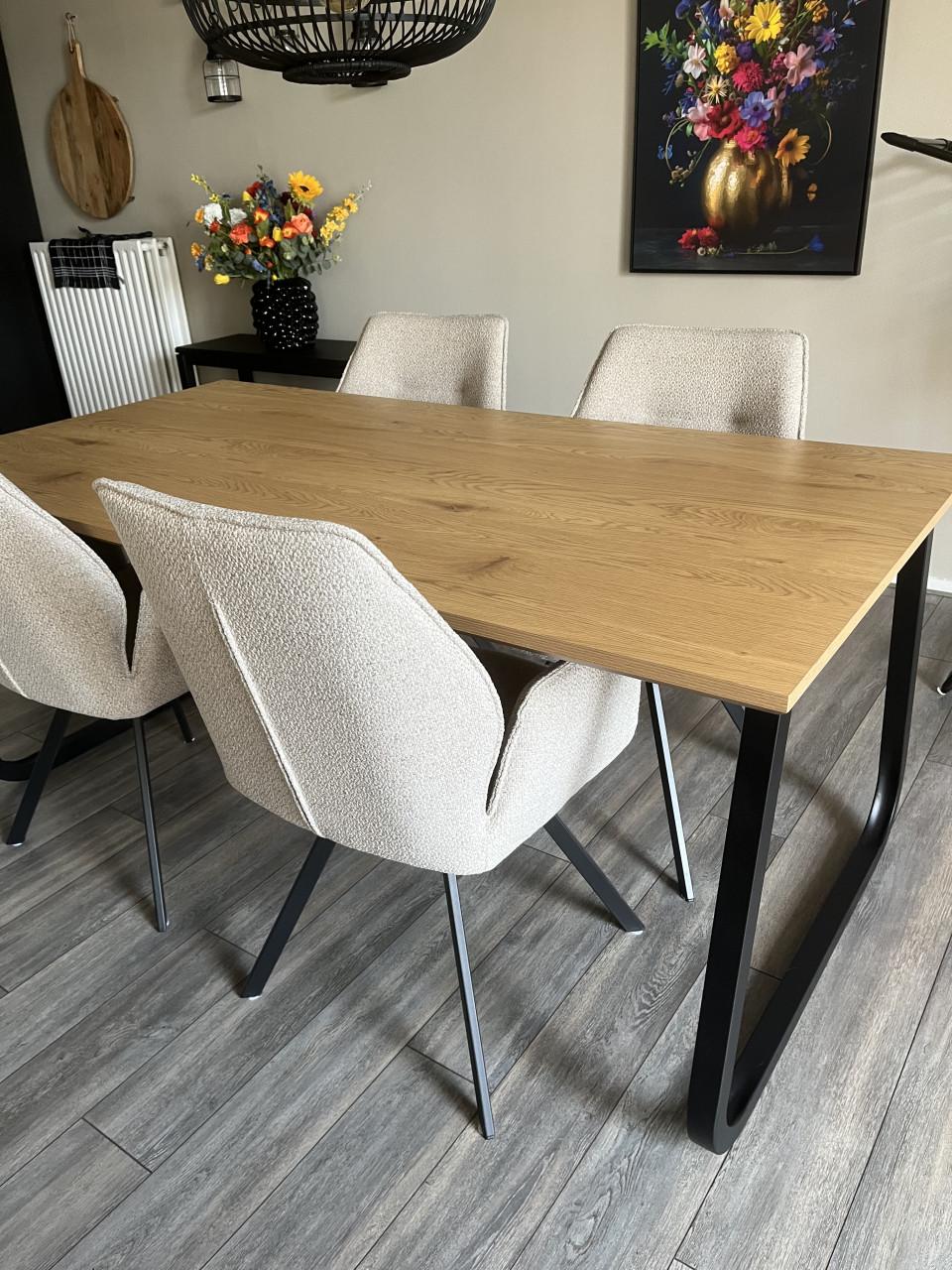Nieuwe moderne tafel