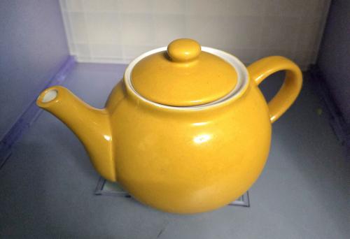 Mosterdgele keramieken 2-kops theepot . H13 Ø 14cm