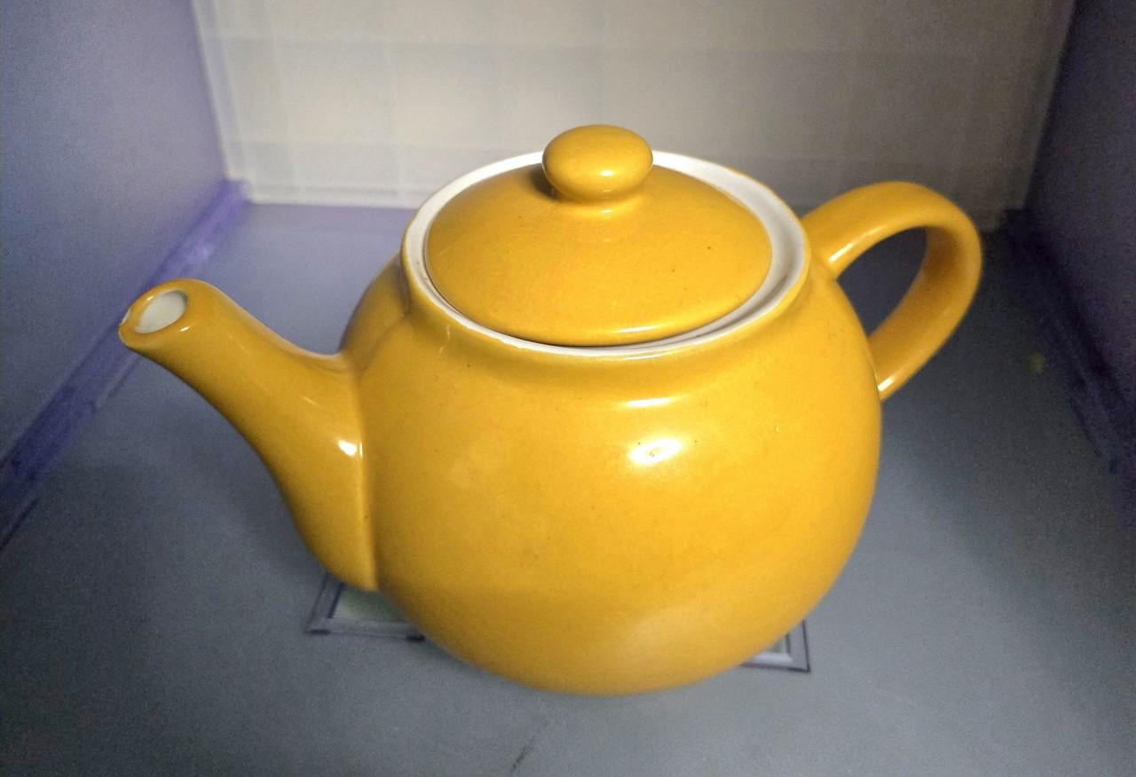 Mosterdgele keramieken 2-kops theepot . H13 Ø 14cm