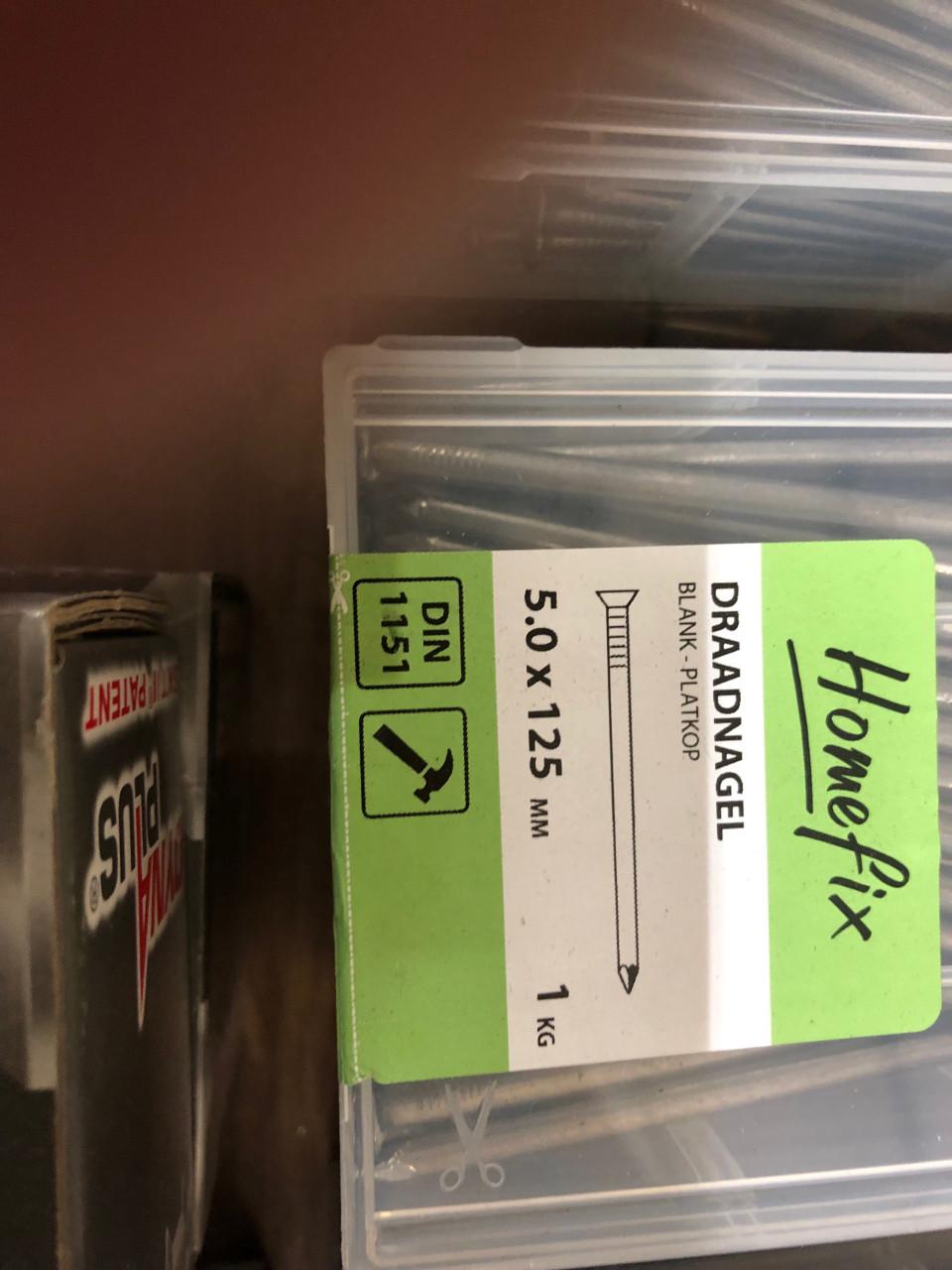 Grote dikke schroeven  en draadnagels 5 euro per doos