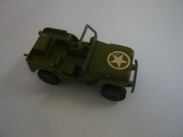 DINKY TOYS SHADO 2 en US Jeep