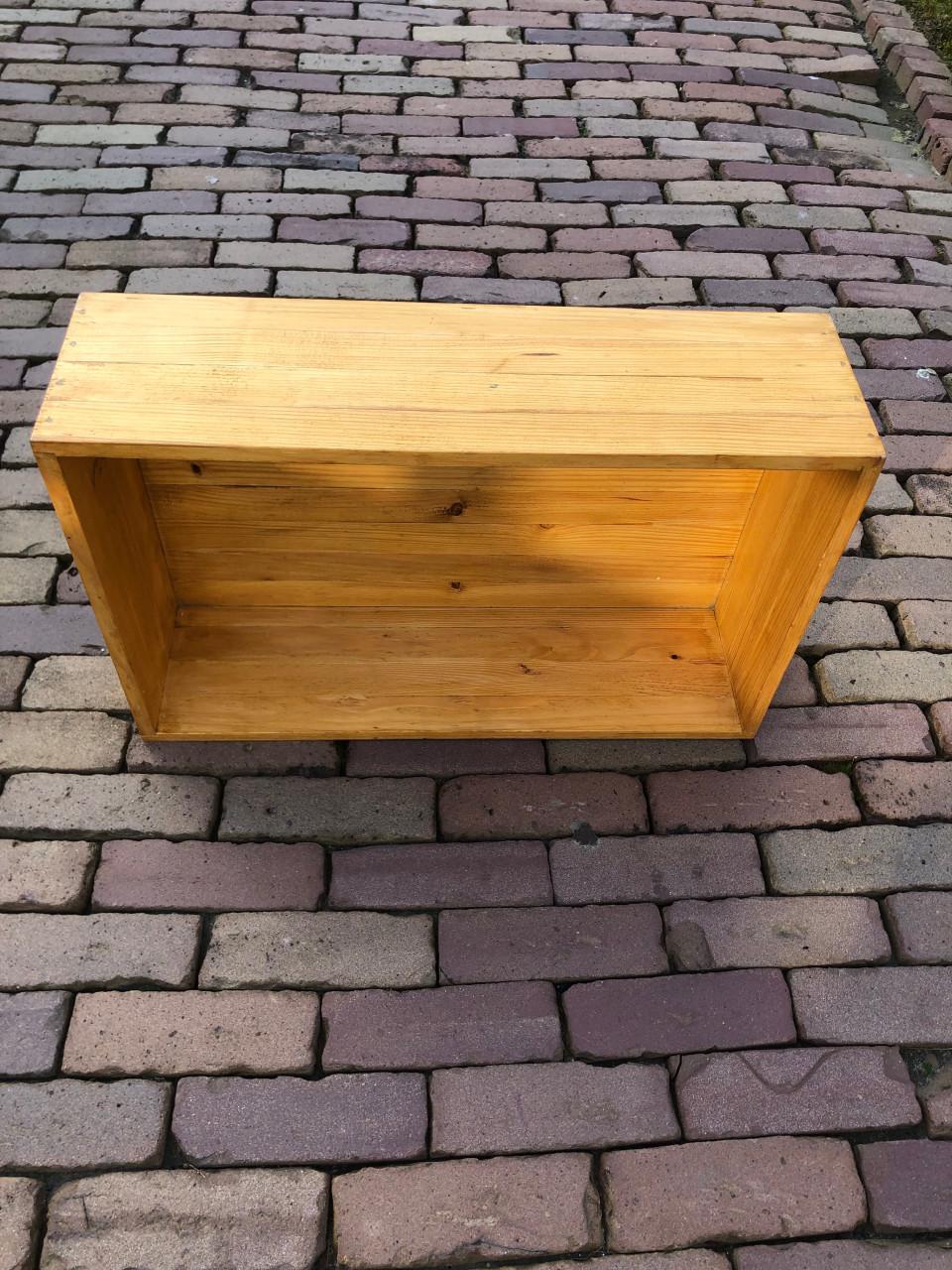 Houten bak Afm 60x37x18cm.