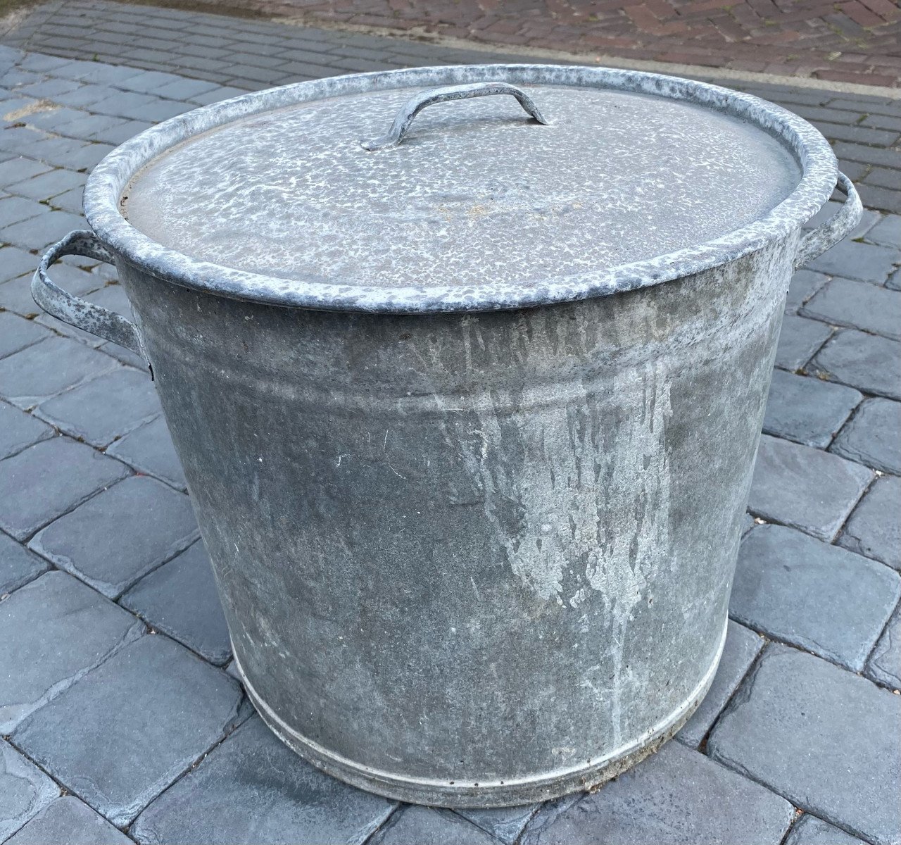 Zinken ton met deksel