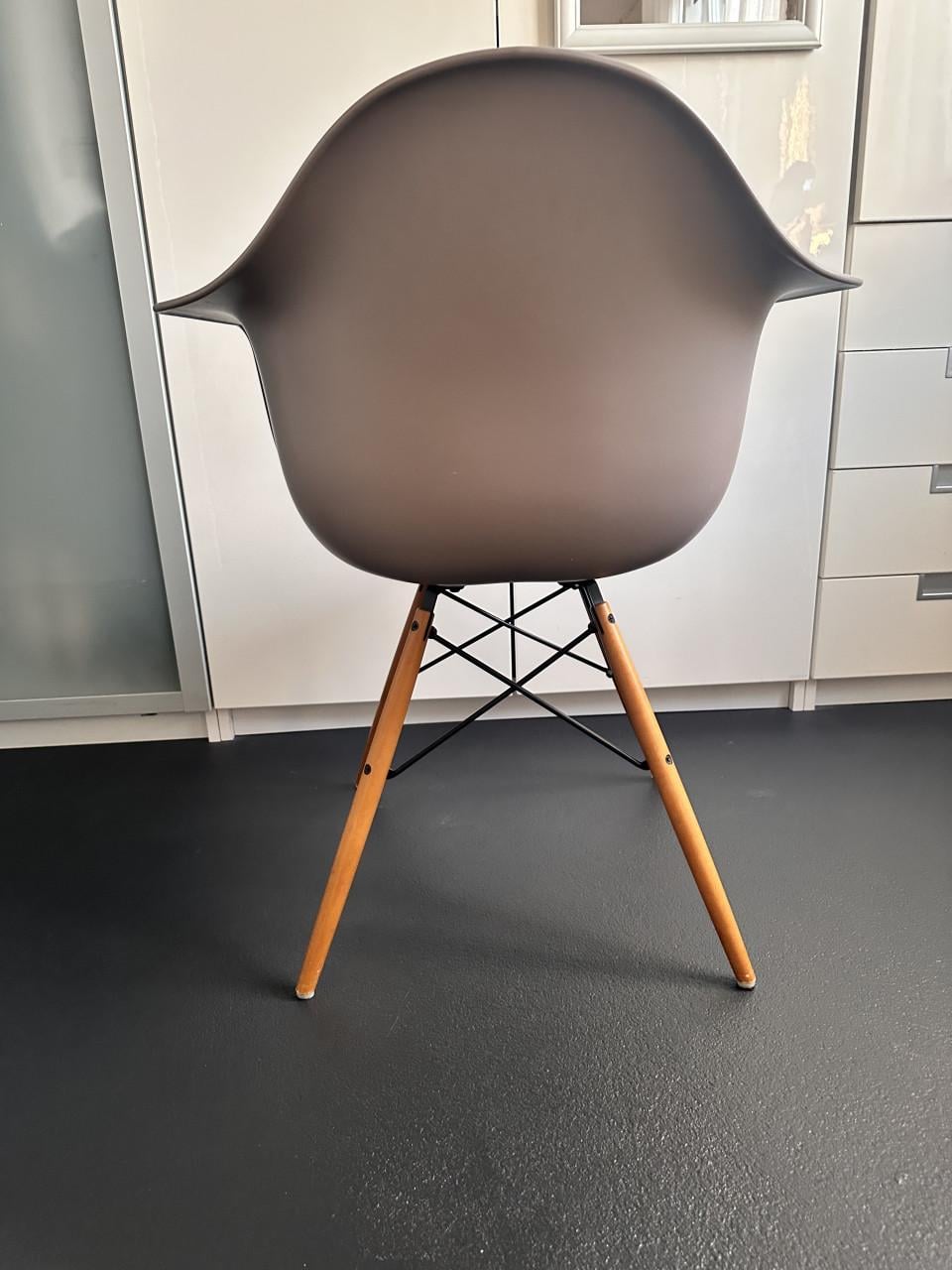 Vitra Eames Stoelen DAW en DAR designstoelen