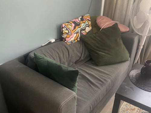 Grijze slaapbank voor 2 personen