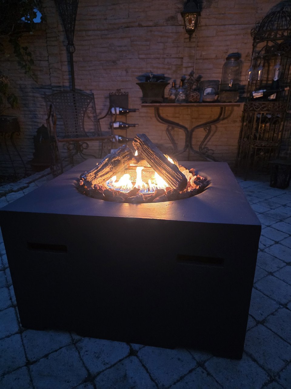 Prachtige Vuurtafel gemaakt van composiet met een stoere betonlook