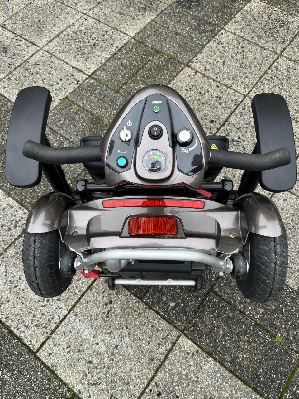 Mango Carbon de Luxe Scootmobile