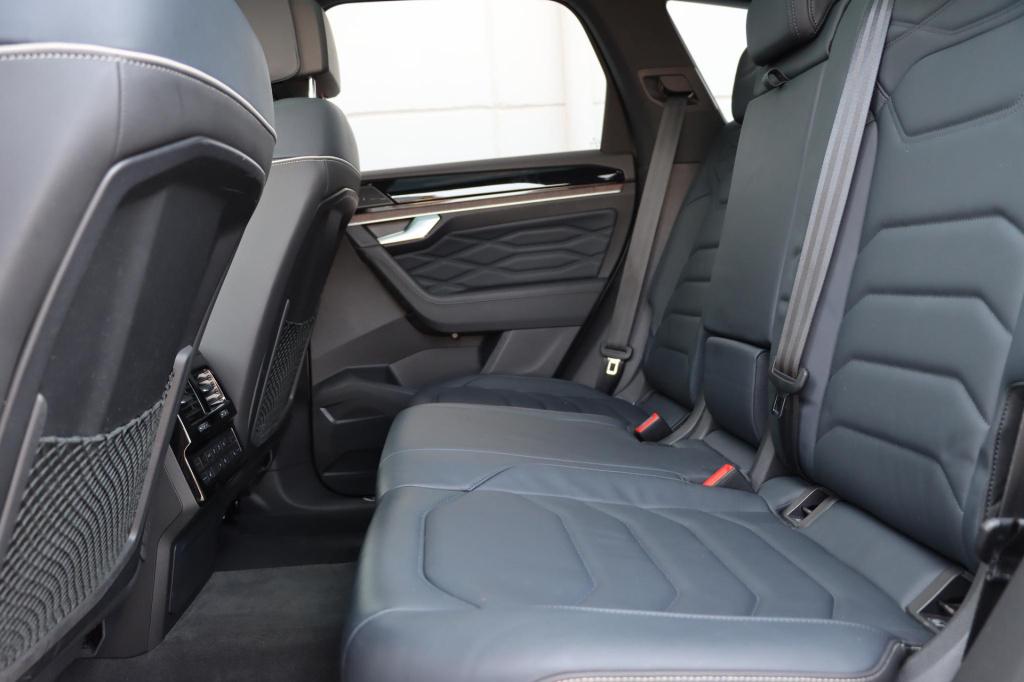 Volkswagen Touareg 3.0 tsi ehybrid 4motion elegance black style 367pk | soh