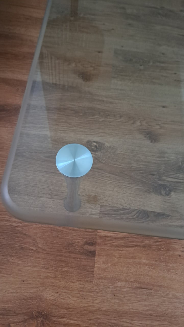Gratis Mooie grote vierkante glazen salontafel ophalen in Vlissingen