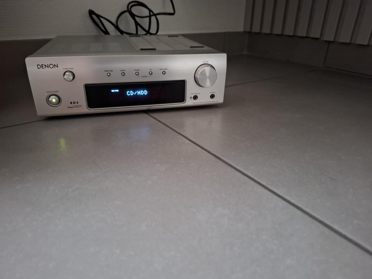 Denon DRA-F102 Receiver zilver.
