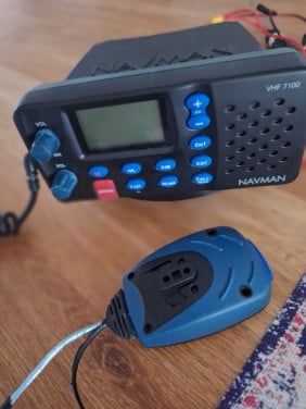 Marifoon met vhf antenne