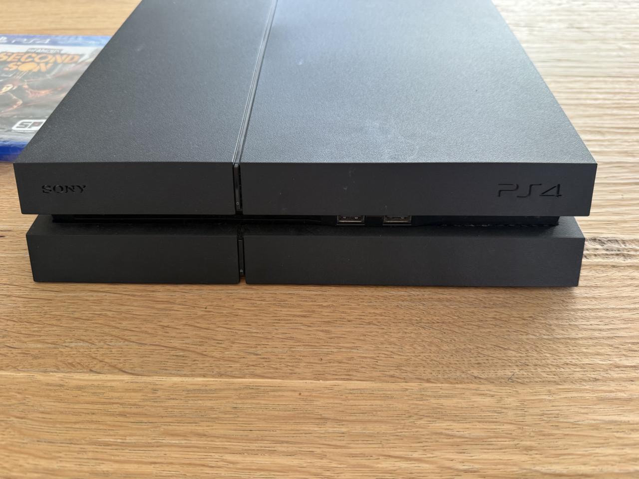 Playstation 4 (slim, 500gb) met 2 controllers