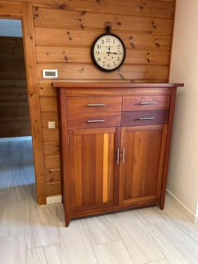 Kast van massief ongelakt kersenhout