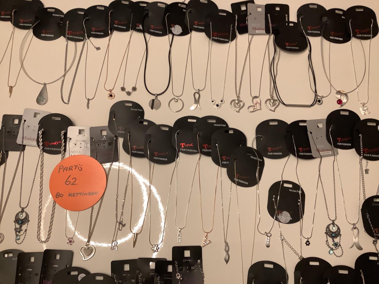 Partij mooie kettingen. ( partij 62)