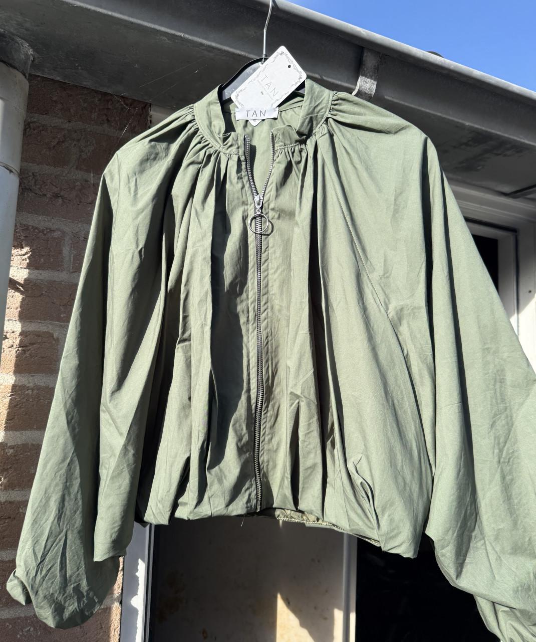NIEUW kort Trendy Khaki Bomberjasje. Mt 38/40.