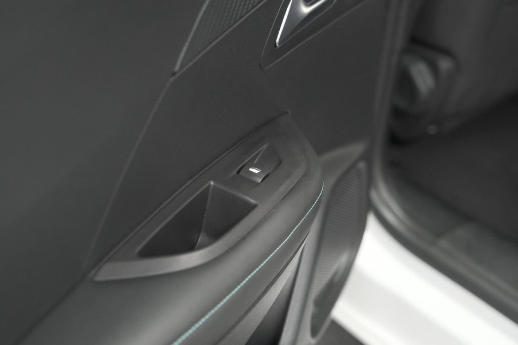 Peugeot 2008 puretech 130 eat8 allure | parkeersensoren | navigatie | apple
