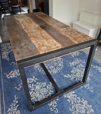 Houten tafels met metalen onderstel