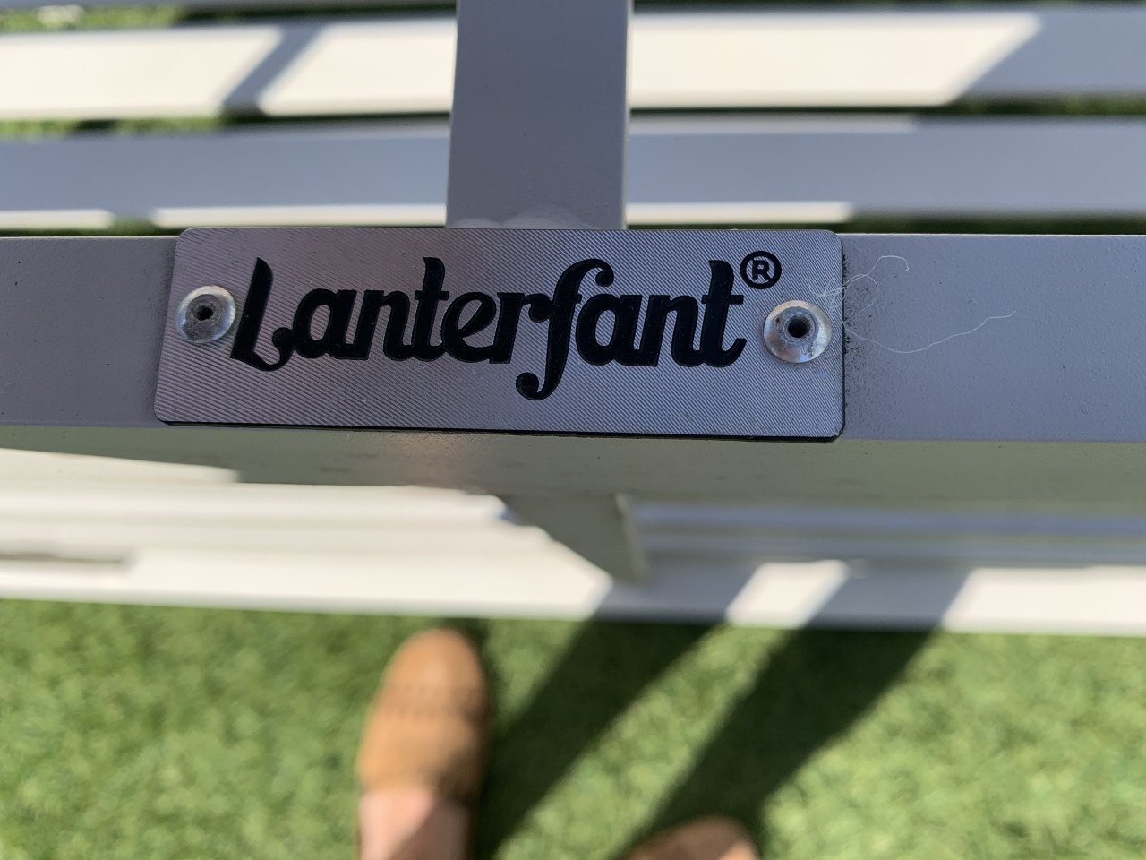 Aluminium licht grijze loungeset, met kussens en tafel en liggedeelte.