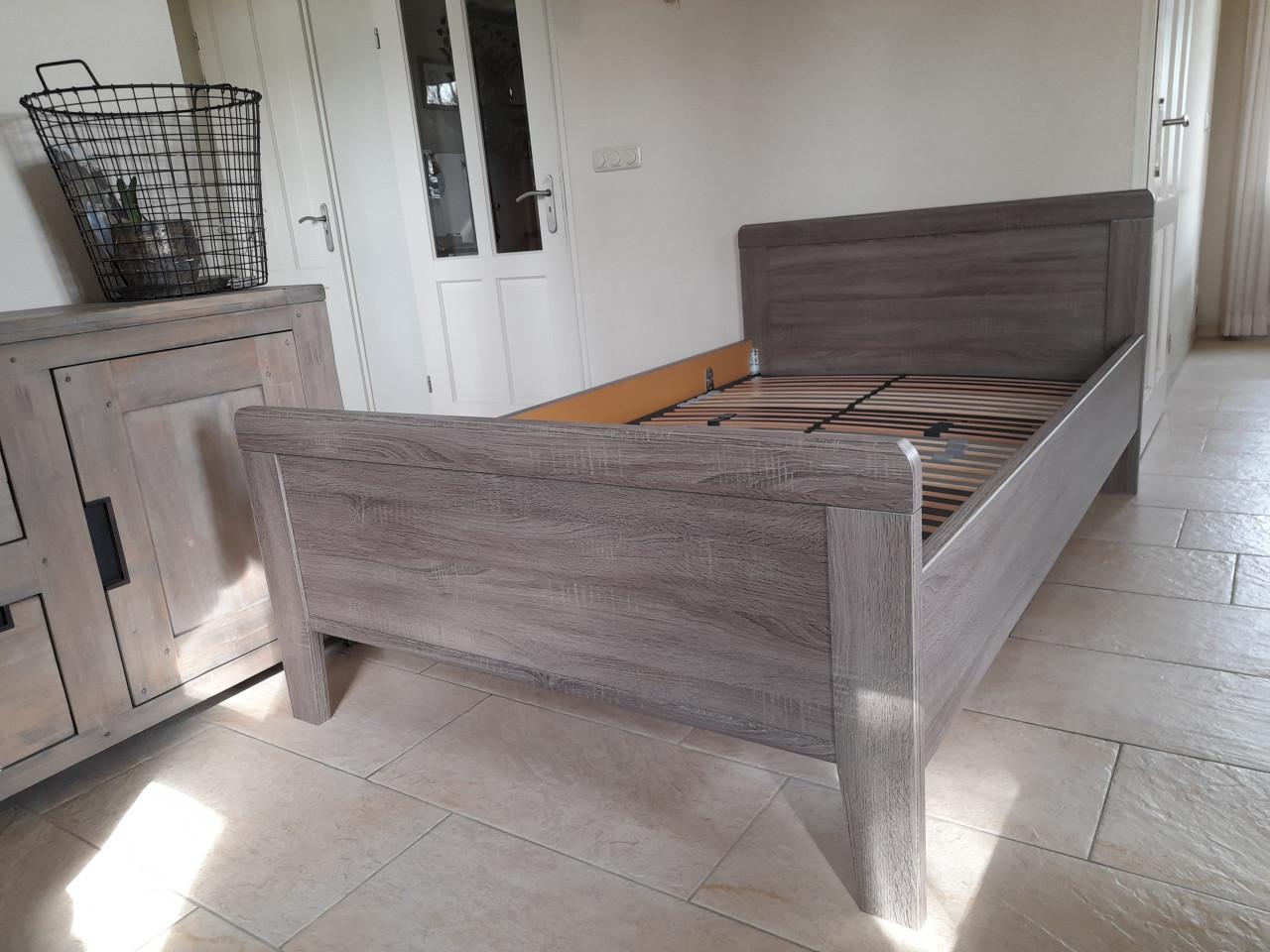 Z.g.a.n. Bed 120x200 met kwaliteits matras 120x200x22 (in nieuwstaat)