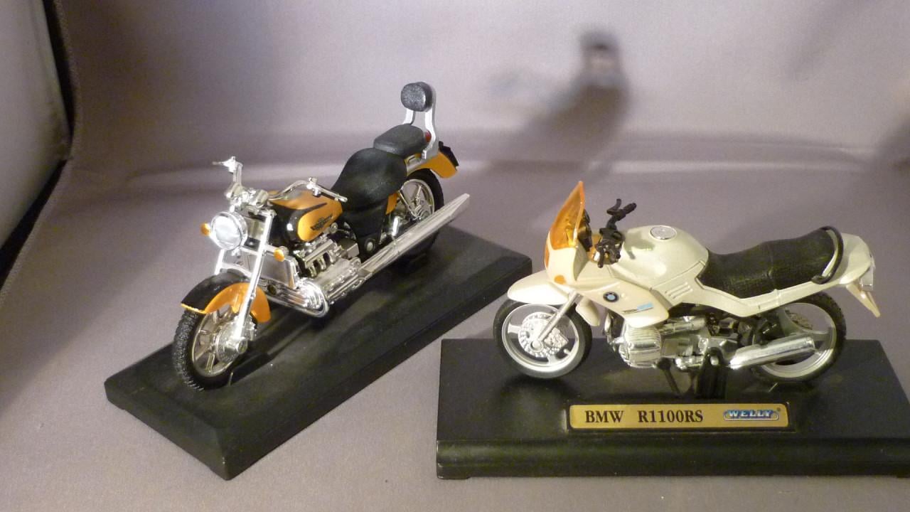 Model motoren (2 stuks)  BMW en Harley Davidson