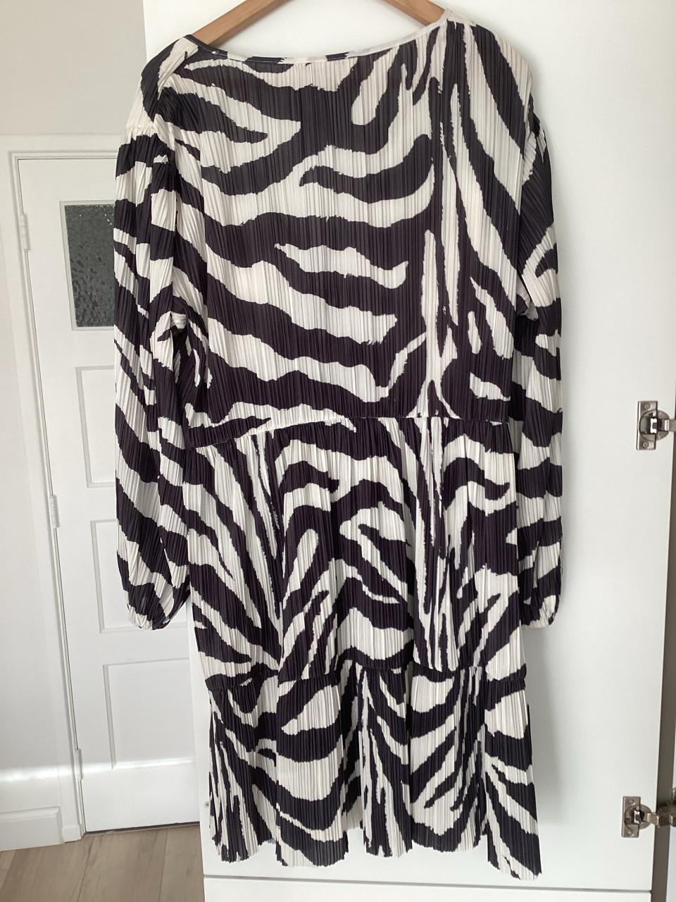 Jurk H&M 1 x gedragen maat xl maar valt groot