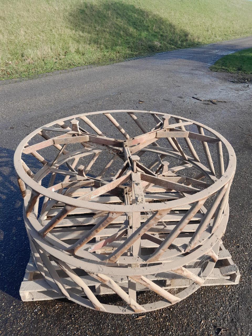 Diverse landbouwmachines en materialen