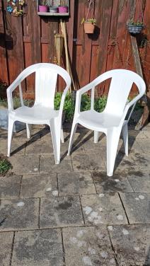 2 Witte tuin kuipstoeltjes. Stapelbaar. Ook handig voor op een balkon.