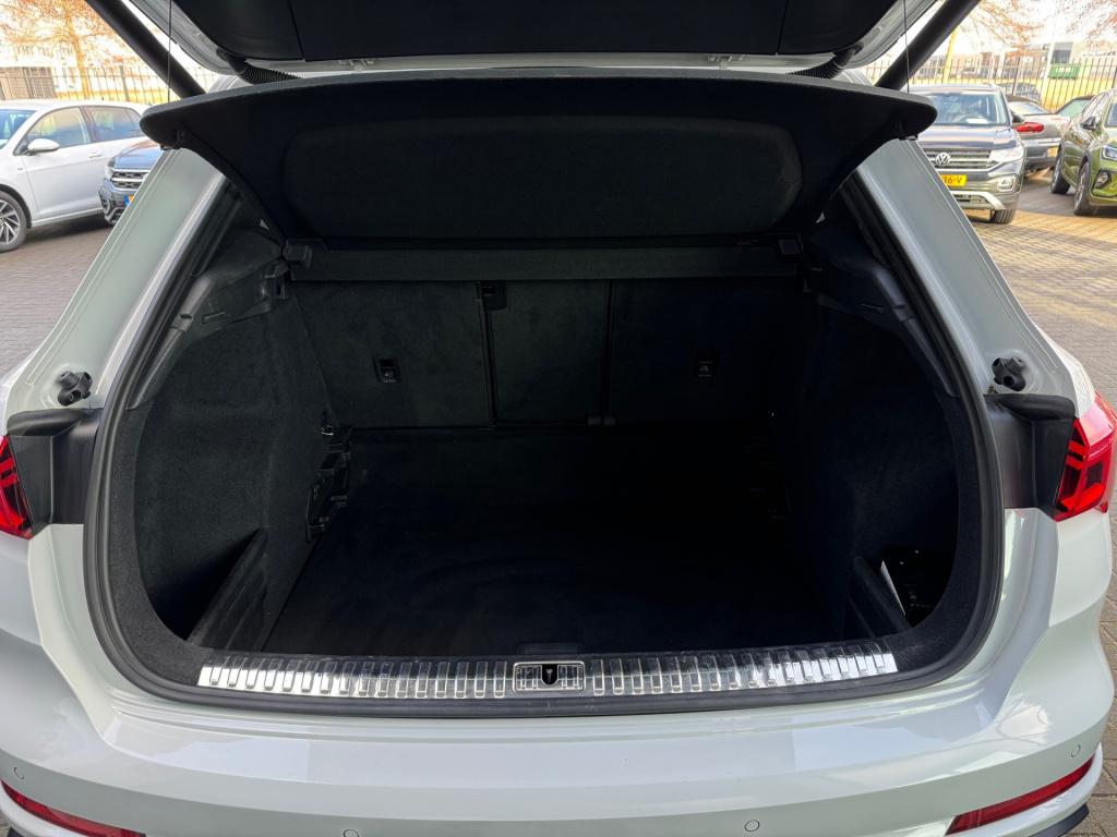 Audi Q3 35 tfsi 3x s-line* keyless * matrix led * camera * carplay