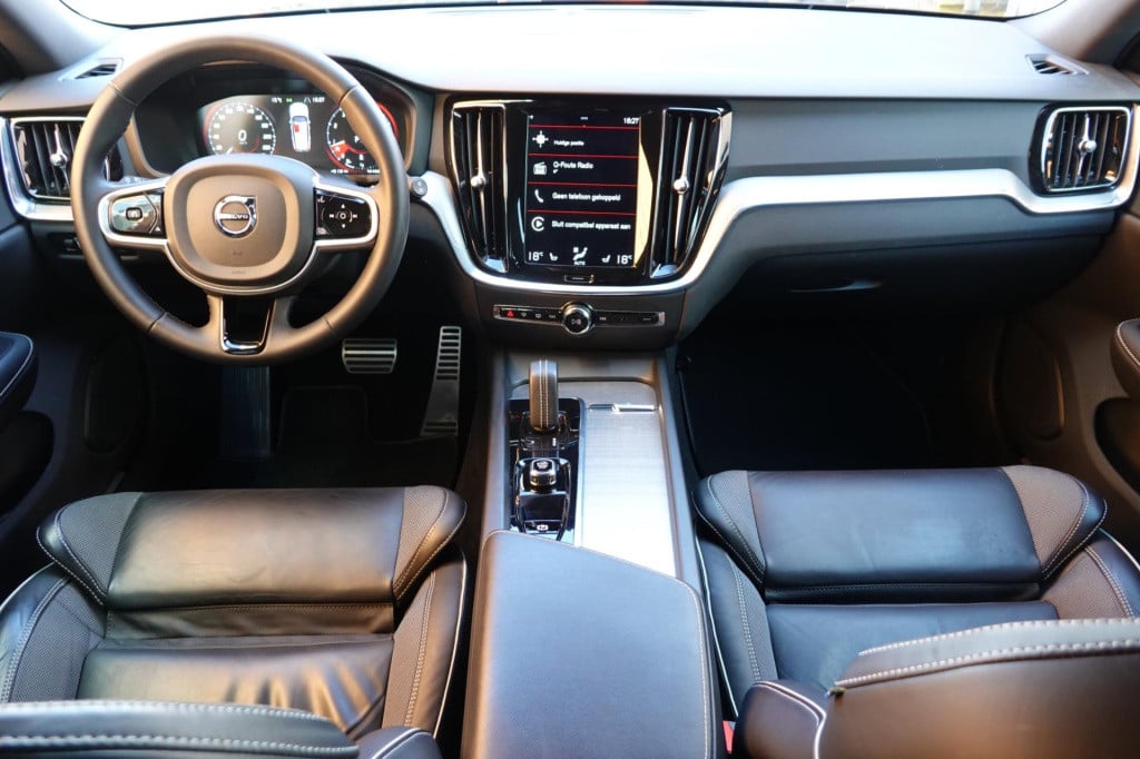 Volvo V60 2.0 b4 r-design