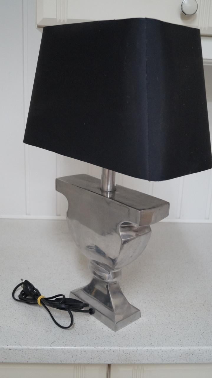 Tafellamp aluminium voet met zwarte kap.